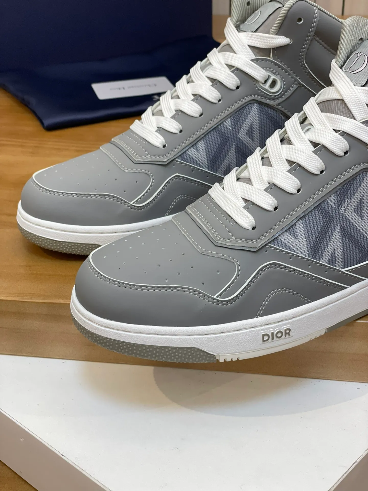 Men's shoes: 💰P460¥ Product trademark: Dior* "Dior*" high-top casual shoes Regular size: 38-44 (can be customized to 45.46) Product materials: Upper imported cowhide stitched with original fabric, breathable lining, original outsole. Number: 1006